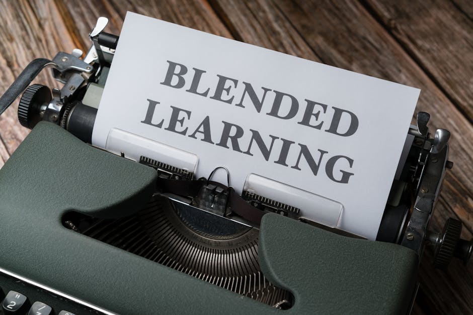 Klasični pisaći stroj s oznakom 'BLENDED LEARNING' na drvenom stolu